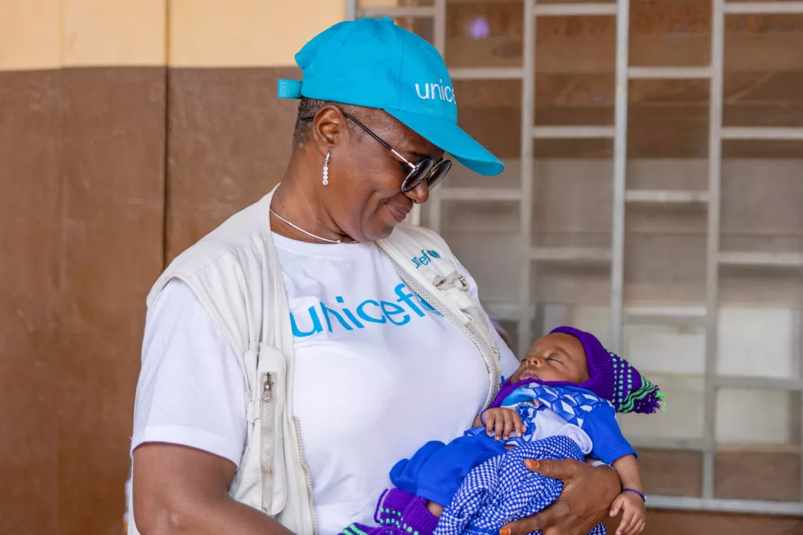 Reine, sourit &agrave; un enfant