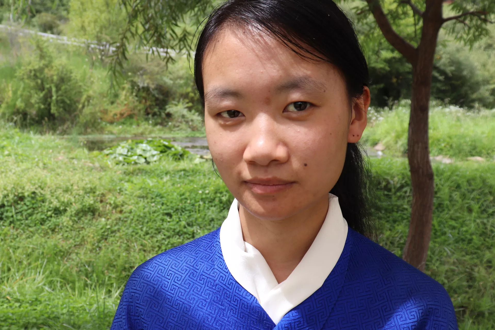 A young girl with white wonju and blue tego