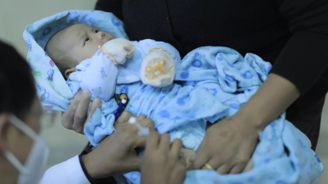 A child gets immunized 