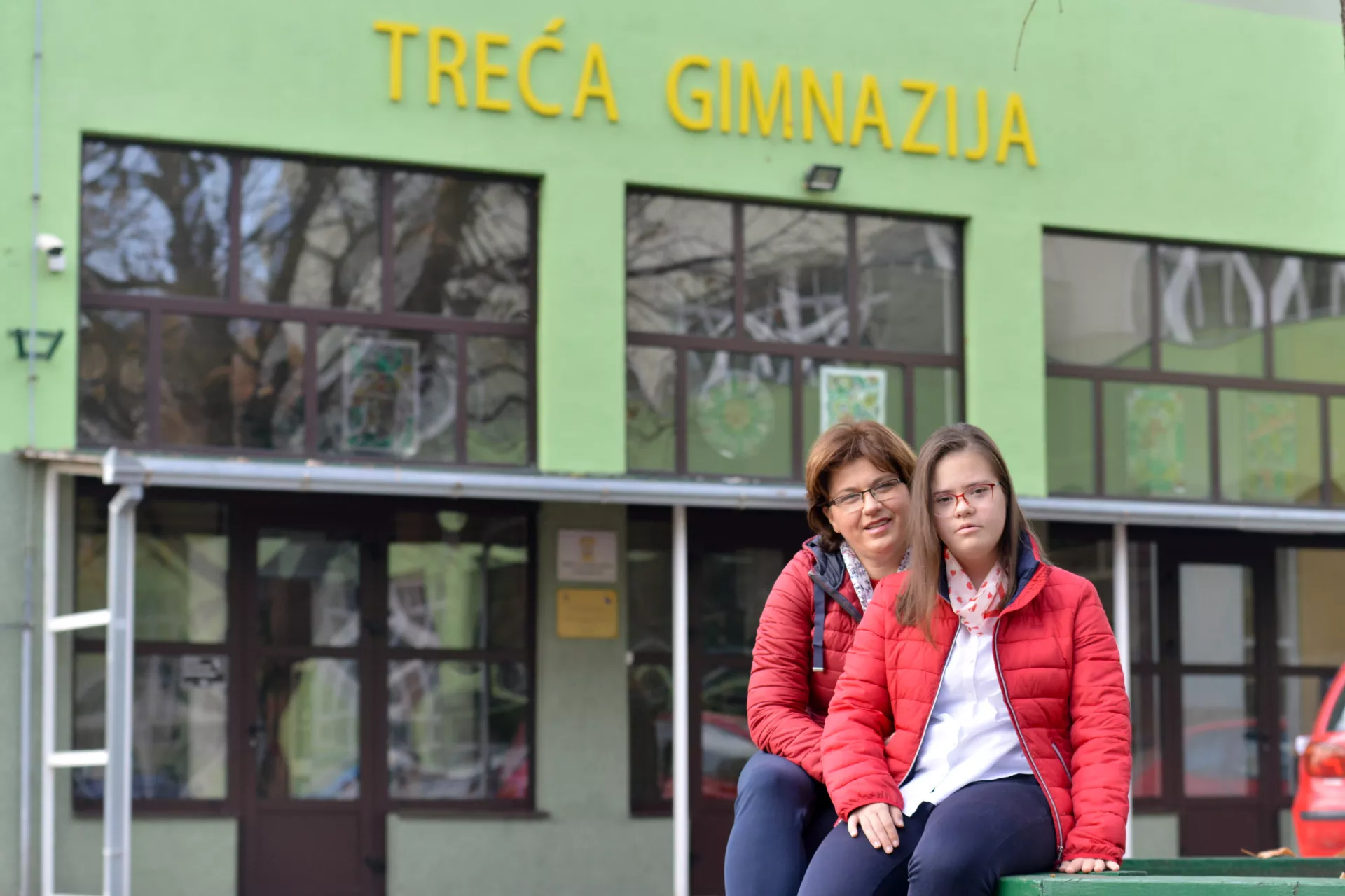 Edna i Sabina &Scaron;unjić ispred treće gimnazije
