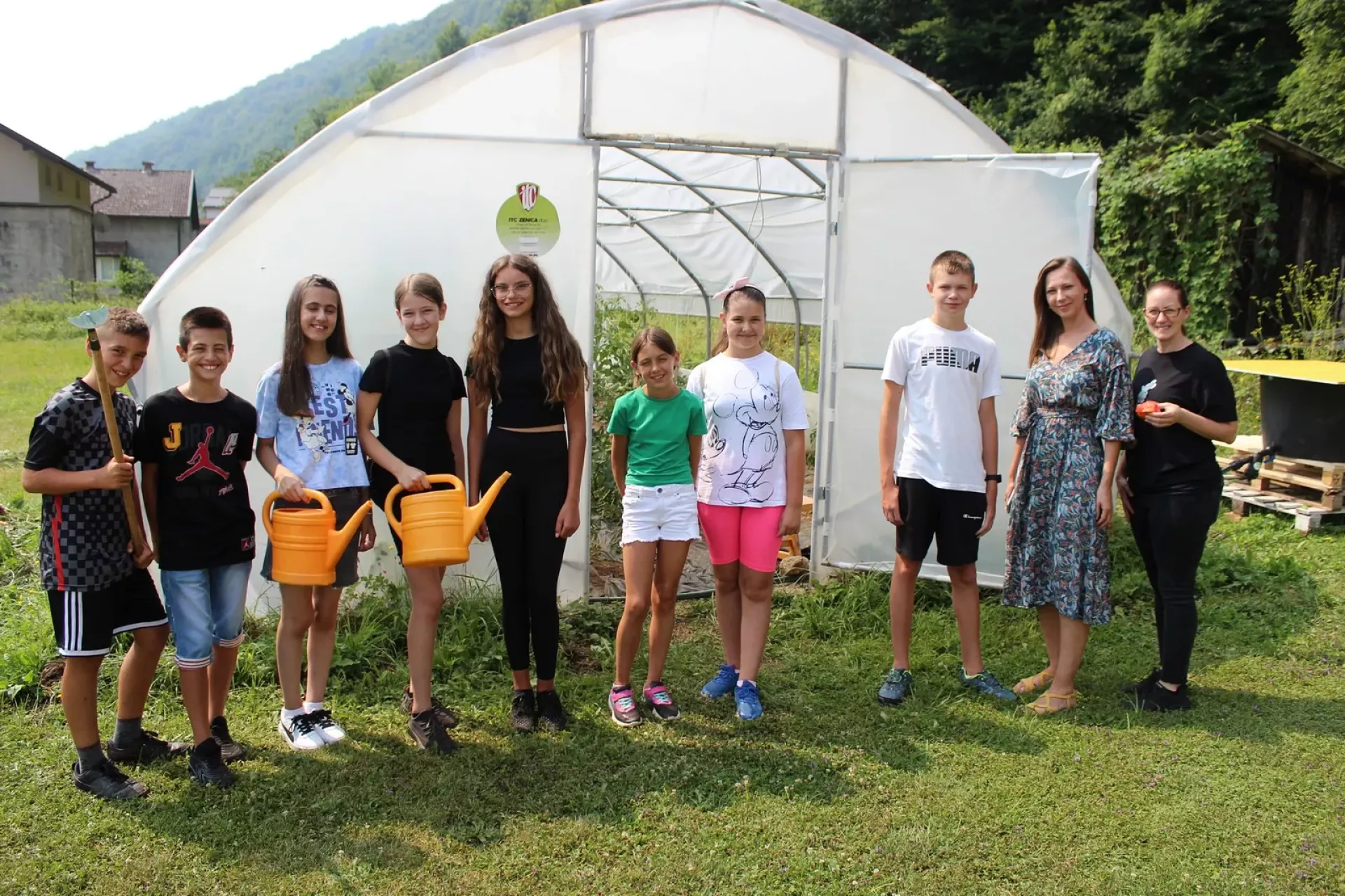 Djevojčice i dječaci ljetni odmor koriste za održavanje &scaron;kolskog plastenika koji su dobili kroz UNICEF-ov UpShift program