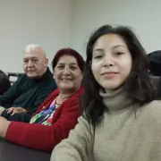 Kad je saznala da je primljena na Akademiju dramskih umjetnosti Univerziteta u Tuzli, Aida Vehabović sjela je na jednu klupicu. Pamti to mjesto. Prvo je javila roditeljima. &bdquo;Apsolutno nisam mogla vjerovati da sam primljena, da ću ja sad studirati glumu.&ldquo; Prije toga je sanjala scenu. Sada je trebalo povjerovati da će ono &scaron;to je zami&scaron;ljala postati njen svakodnevni život. Danas je na trećoj godini, apsolventica, i već nastupa u pozori&scaron;nim predstavama. Kada bi se predstavljala nekome ko je ne poznaje, rekla bi