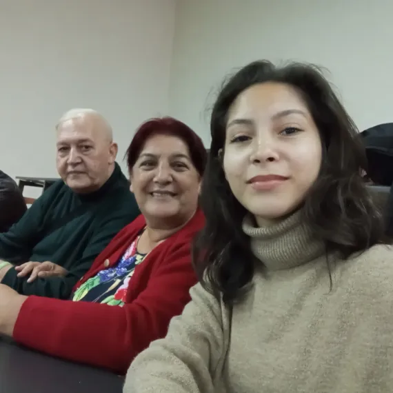 Kad je saznala da je primljena na Akademiju dramskih umjetnosti Univerziteta u Tuzli, Aida Vehabović sjela je na jednu klupicu. Pamti to mjesto. Prvo je javila roditeljima. „Apsolutno nisam mogla vjerovati da sam primljena, da ću ja sad studirati glumu.“ Prije toga je sanjala scenu. Sada je trebalo povjerovati da će ono što je zamišljala postati njen svakodnevni život. Danas je na trećoj godini, apsolventica, i već nastupa u pozorišnim predstavama. Kada bi se predstavljala nekome ko je ne poznaje, rekla bi