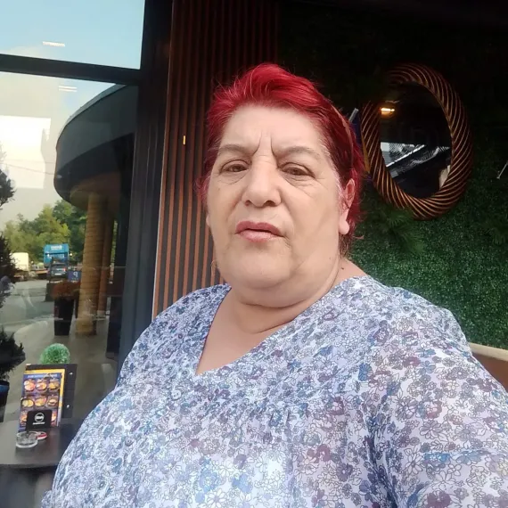 Kad je saznala da je primljena na Akademiju dramskih umjetnosti Univerziteta u Tuzli, Aida Vehabović sjela je na jednu klupicu. Pamti to mjesto. Prvo je javila roditeljima. „Apsolutno nisam mogla vjerovati da sam primljena, da ću ja sad studirati glumu.“ Prije toga je sanjala scenu. Sada je trebalo povjerovati da će ono što je zamišljala postati njen svakodnevni život. Danas je na trećoj godini, apsolventica, i već nastupa u pozorišnim predstavama. Kada bi se predstavljala nekome ko je ne poznaje, rekla bi