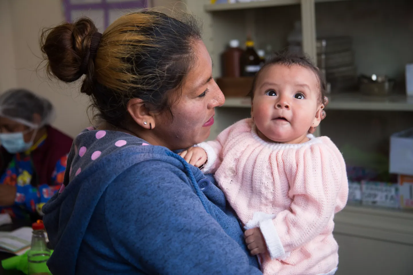 Mama sostiene a su hija