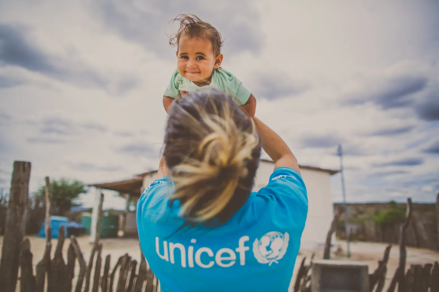 Funcion&aacute;ria do UNICEF ergue beb&ecirc; no colo