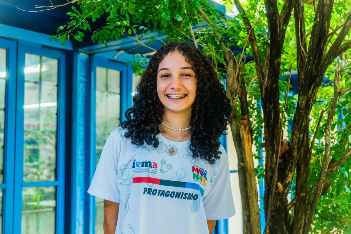 jovem posa para foto com uniforme escolar