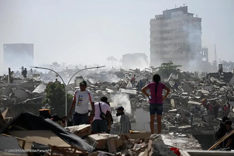 crian&ccedil;as e adultos em cima de escombros ap&oacute;s terremoto na Venezuela