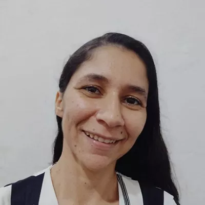 Foto mostra o rosto de uma mulher sorridente
