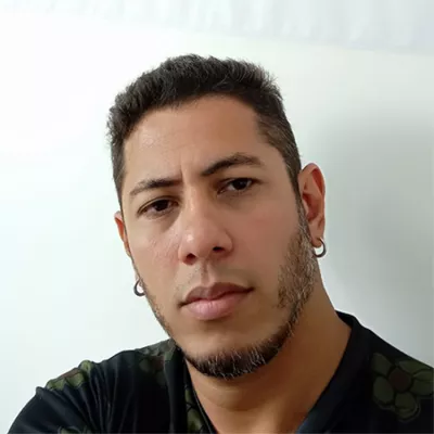 Foto mostra o rosto de um homem s&eacute;rio olhando para a c&acirc;mera