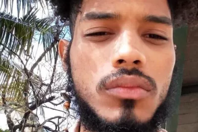 Morador da Pavuna, na Zona Norte do Rio de Janeiro, Cesar Varella compartilha a realidade do jovem perif&eacute;rico no Brasil. Foto de rosto do jovem. ele olha para a c&acirc;mera com os olhos semicerrados