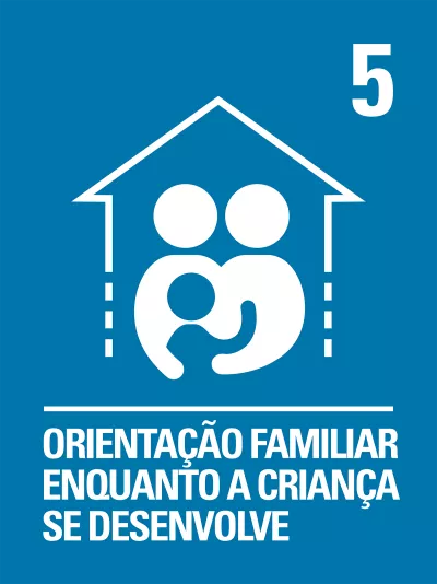 imagem mostra dois bonecos abra&ccedil;ando um bonequinho menor. Eles est&atilde;o dentro de uma casa.