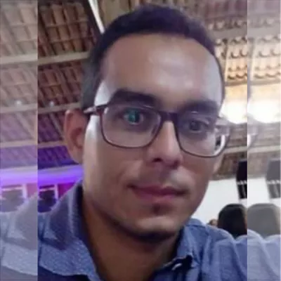 Foto mostra um homem de &oacute;culos olhando para a c&acirc;mera
