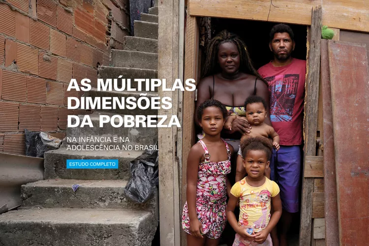 Foto mostra uma fam&iacute;lia parada em frente a uma porta, em cima da foto est&aacute; escrito o nome do estudo: As m&uacute;ltiplas dimens&otilde;es da pobreza na inf&acirc;ncia e na adolesc&ecirc;ncia no Brasil
