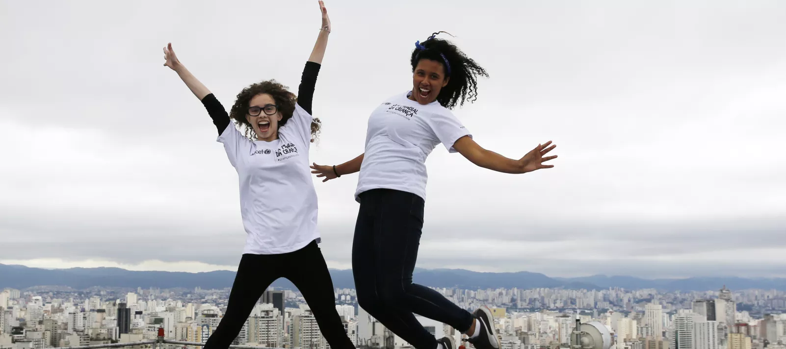 Duas adolescentes d&atilde;o saltos em um terra&ccedil;o de S&atilde;o Paulo