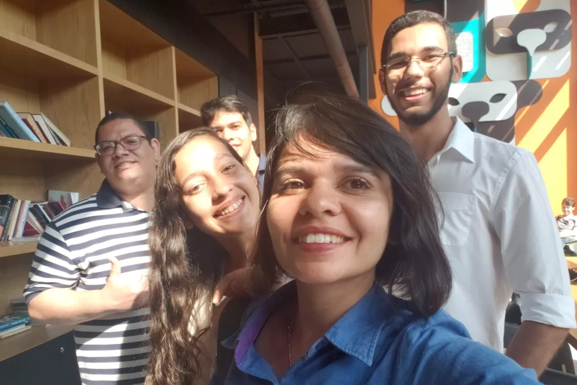 um grupo de pessoas tira uma selfie