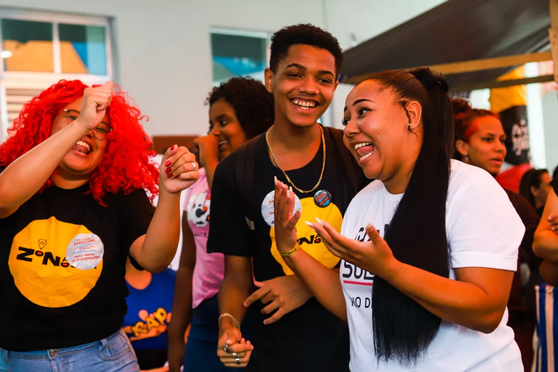 Foto mostra um grupo de jovens conversando.
