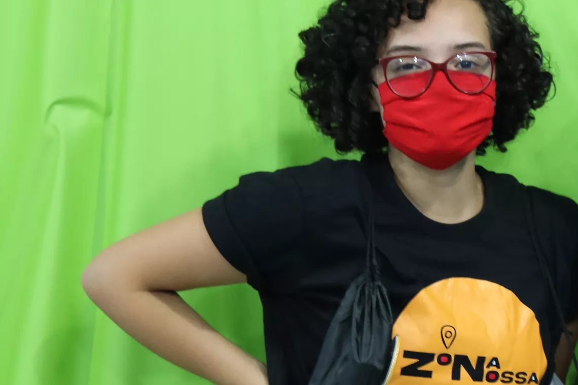 Juliane Cruz, 21 anos, estudante de psicologia na UFRJ e moradora da Mar&eacute;, &eacute; uma das 20 adolescentes e jovens mobilizadas pelo projeto Zona Nossa no primeiro semestre de 2021.