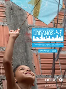 capa do folder mostra um menino soltando pipa. ele est&aacute; sem camisa e sorri.