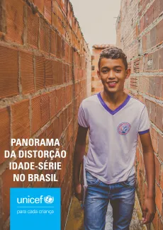 capa do estudo Panorama da distor&ccedil;&atilde;o idade-s&eacute;rie no Brasil - adolescente indo para escola