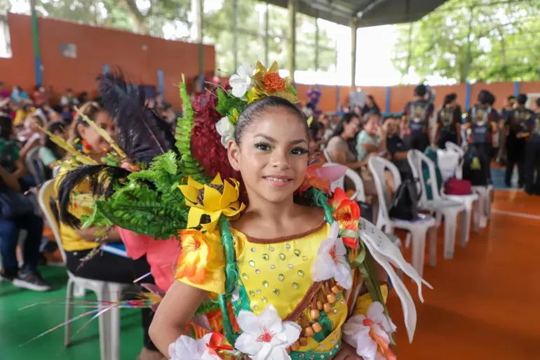 menina vestida de roupas t&iacute;picas amazonenses posa para foto