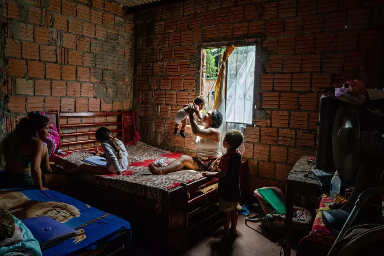 fam&iacute;lia em um quarto de uma casa