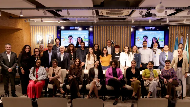 pessoas posam para foto ap&oacute;s lan&ccedil;amento das Trilhas Formativas em Educa&ccedil;&atilde;o Financeira  pelo UNICEF e CNSeg
