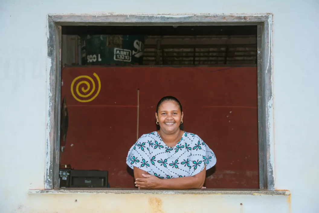 mulher posa para foto de bra&ccedil;os cruzados em janela