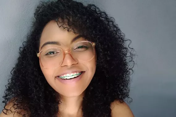 Participantes do projeto Promover para Prevenir constroem uma rede potente de cuidado e de a&ccedil;&atilde;o.Foto mostra o rosto de adolescente sorridente. 