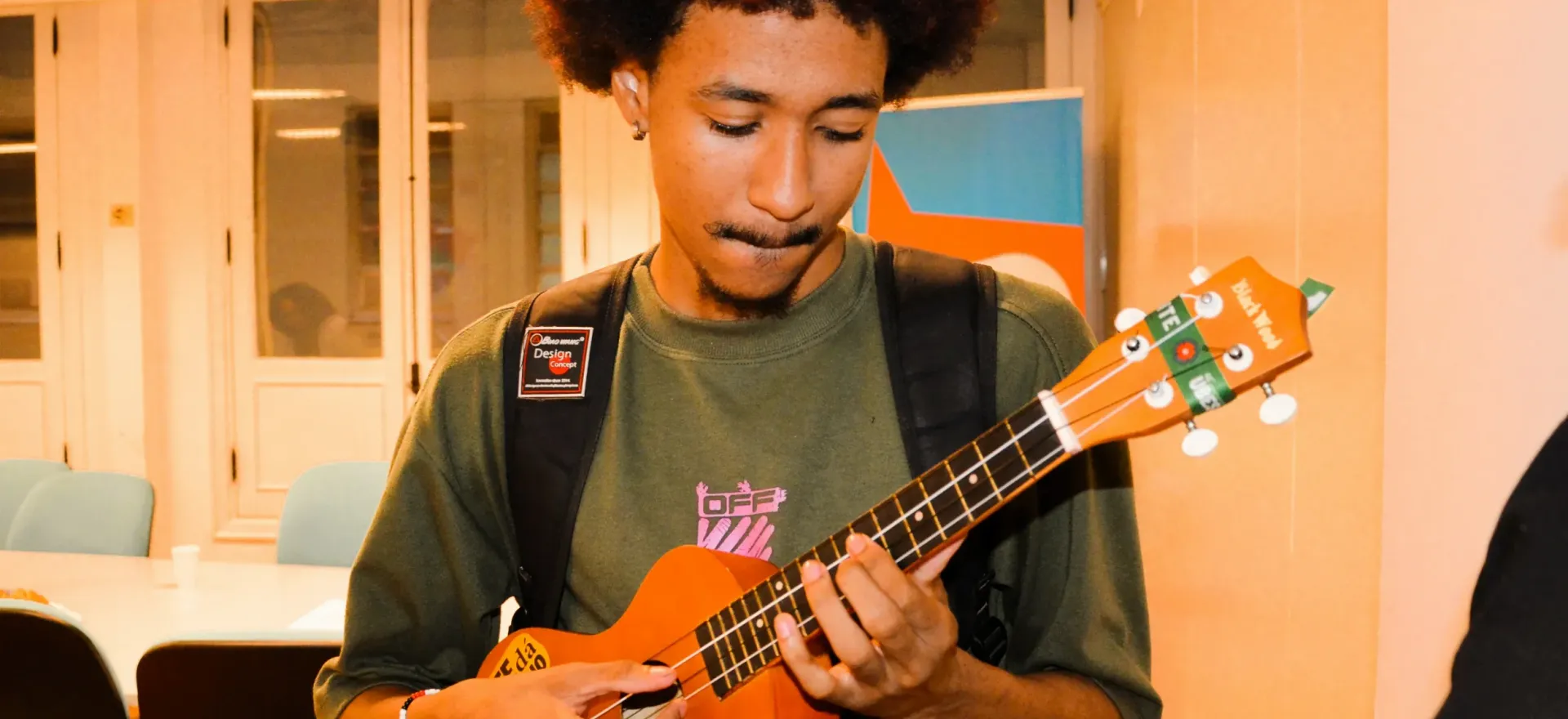 jovem toca cavaquinho