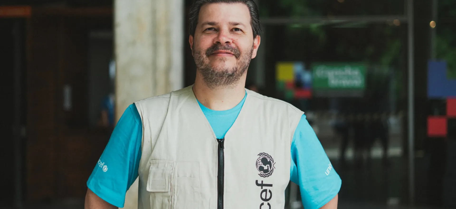 funcion&aacute;rio do UNICEF vestindo colete  bege com logo