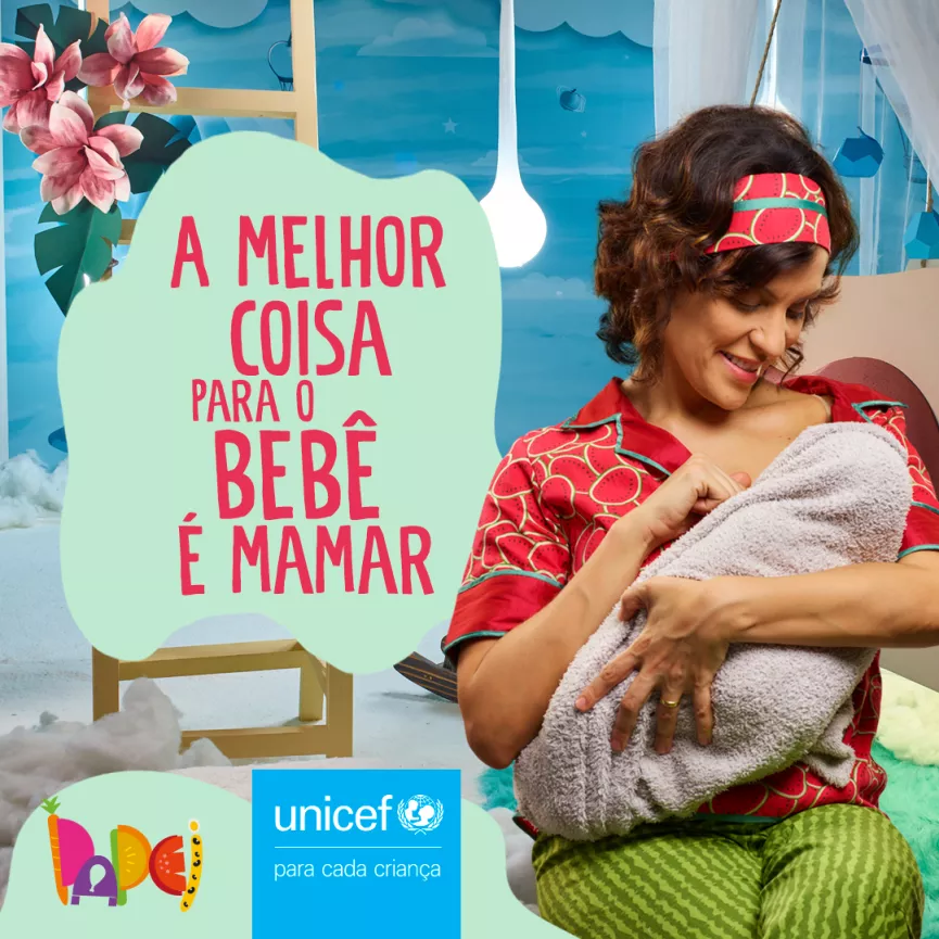Imagem mostra uma mulher segurando um beb&ecirc;. Ela est&aacute; olhando para ele. Ao lado est&aacute; escrito: A melhor coisa para o beb&ecirc; &eacute; mamar. No canto inferior esquerdo aparecem os logos da campanha Papei e do UNICEF.
