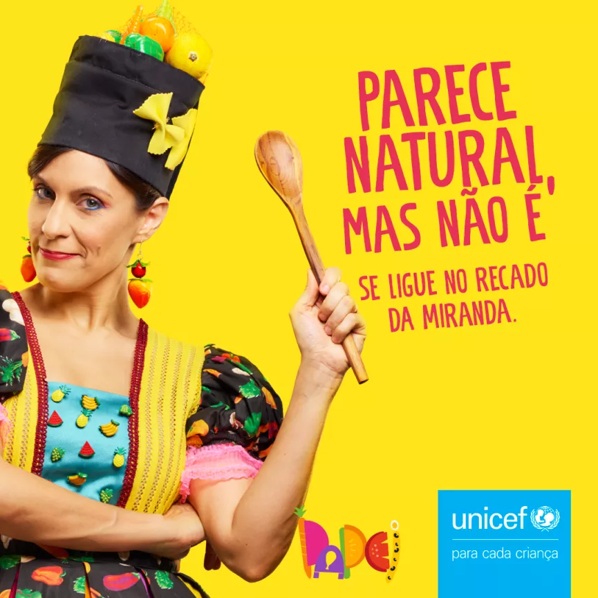 Card com fundo amarelo, foto de uma mulher segurando uma colher de pau, escrito em vermelho Parece natural, mas n&atilde;o &eacute;