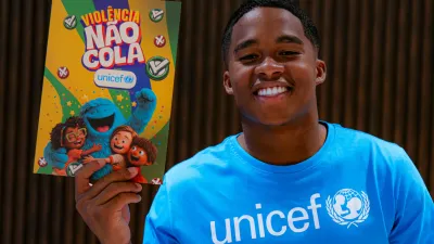 Endrick usando a camisa do UNICEF