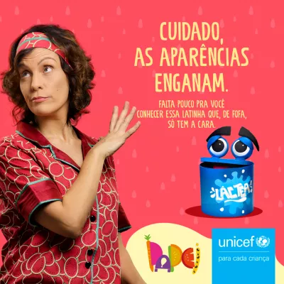 Foto mostra uma mulher com o rosto virado para o lado, revirando os olhos e a m&atilde;o espalmada ao lado de uma lata azul com olhos e boca. O fundo da imagem &eacute; vermelho e est&aacute; escrito Cuidado. As apar&ecirc;ncias enganam.