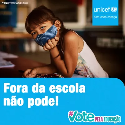 Card da campanha #VotePelaEduca&ccedil;&atilde;o - No canto superior direito aparece o logo do UNICEF. No rodap&eacute; da imagem aparece o logo da campanha e est&aacute; escrito Fora da escola n&atilde;o pode. Foto mostra uma menina apoiada em uma carteira escolar. Ela est&aacute; usando m&aacute;scara.