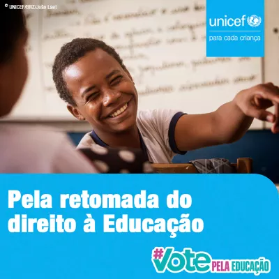 Card da campanha #VotePelaEduca&ccedil;&atilde;o - No canto superior direito aparece o logo do UNICEF. No rodap&eacute; da imagem aparece o logo da campanha e est&aacute; escrito Pela retomada do direito &agrave; educa&ccedil;&atilde;o - Foto mostra um menino em sala de aula, sorrindo.