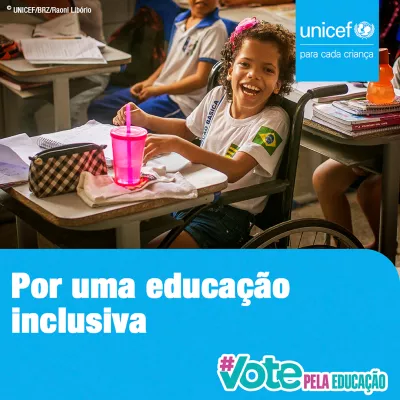 Card da campanha #VotePelaEduca&ccedil;&atilde;o - No canto superior direito aparece o logo do UNICEF. No rodap&eacute; da imagem aparece o logo da campanha e est&aacute; escrito Por uma educa&ccedil;&atilde;o inclusiva - Foto mostra uma menina em sala de aula. Ela est&aacute; sorrindo.