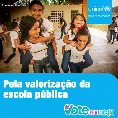 Card da campanha #VotePelaEduca&ccedil;&atilde;o - No canto superior direito aparece o logo do UNICEF. No rodap&eacute; da imagem aparece o logo da campanha e est&aacute; escrito Pela valoriza&ccedil;&atilde;o da escola p&uacute;blica. Foto mostra um p&aacute;tio escolar com alguns alunos no intervalo das aulas. Em primeiro plano aparecem quatro meninas. Duas est&atilde;o montadas nas costas das outras duas. Todas est&atilde;o sorrindo.
