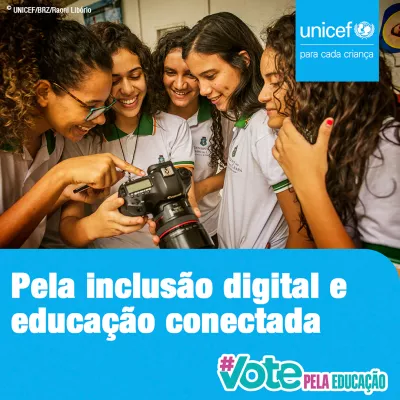 Card da campanha #VotePelaEduca&ccedil;&atilde;o - No canto superior direito aparece o logo do UNICEF. No rodap&eacute; da imagem aparece o logo da campanha e est&aacute; escrito Pela inclus&atilde;o digital e educa&ccedil;&atilde;o conectada - Foto mostra um grupo de adolescentes olhando para um c&acirc;mera fotogr&aacute;fica que uma delas est&aacute; segurando.