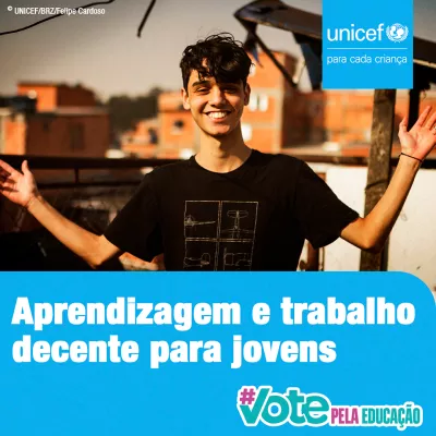Card da campanha #VotePelaEduca&ccedil;&atilde;o - No canto superior direito aparece o logo do UNICEF. No rodap&eacute; da imagem aparece o logo da campanha e est&aacute; escrito Aprendizagem e trabalho decente para jovens - Foto mostra um adolescente com os bra&ccedil;os abertos. Ele est&aacute; sorrindo. Atr&aacute;s dele h&aacute; diversas casas com tijolos aparentes.