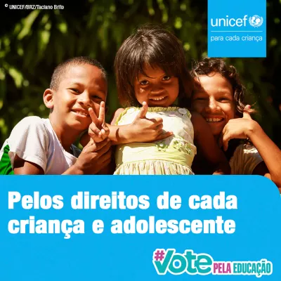 Card da campanha #VotePelaEduca&ccedil;&atilde;o - No canto superior direito aparece o logo do UNICEF. No rodap&eacute; da imagem aparece o logo da campanha e est&aacute; escrito Pelos direitos de cada crian&ccedil;a e adolescente - Foto mostra um menino, uma menina pequena e uma adolescente em frente a &aacute;rvores. Eles est&atilde;o abra&ccedil;ados e fazendo um sinal de positivo com os dedos.