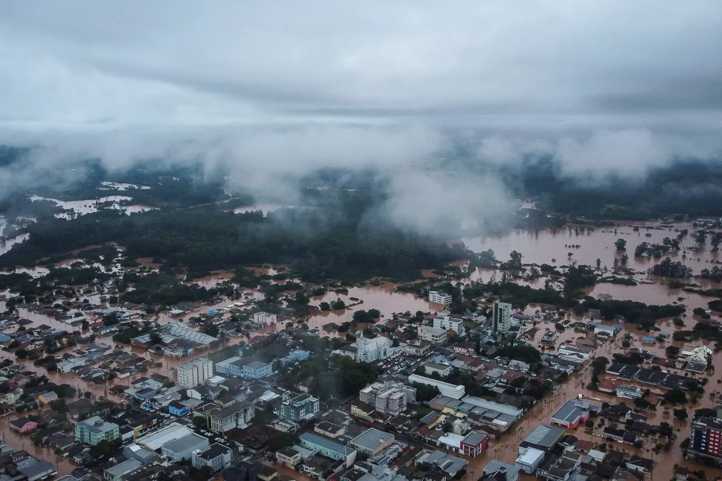Foto a&eacute;rea de cidade alagada pelas enchentes no Rio Grande do Sul