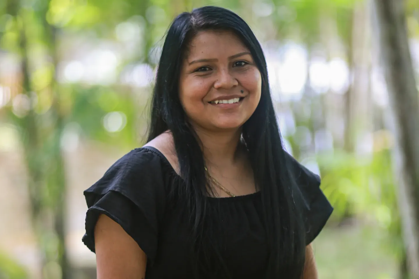 menina ind&iacute;gena sorri para c&acirc;mera