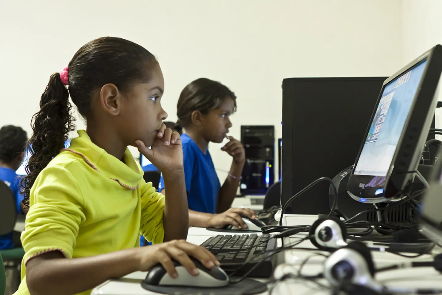 Menina estudando em frente ao computador na escola