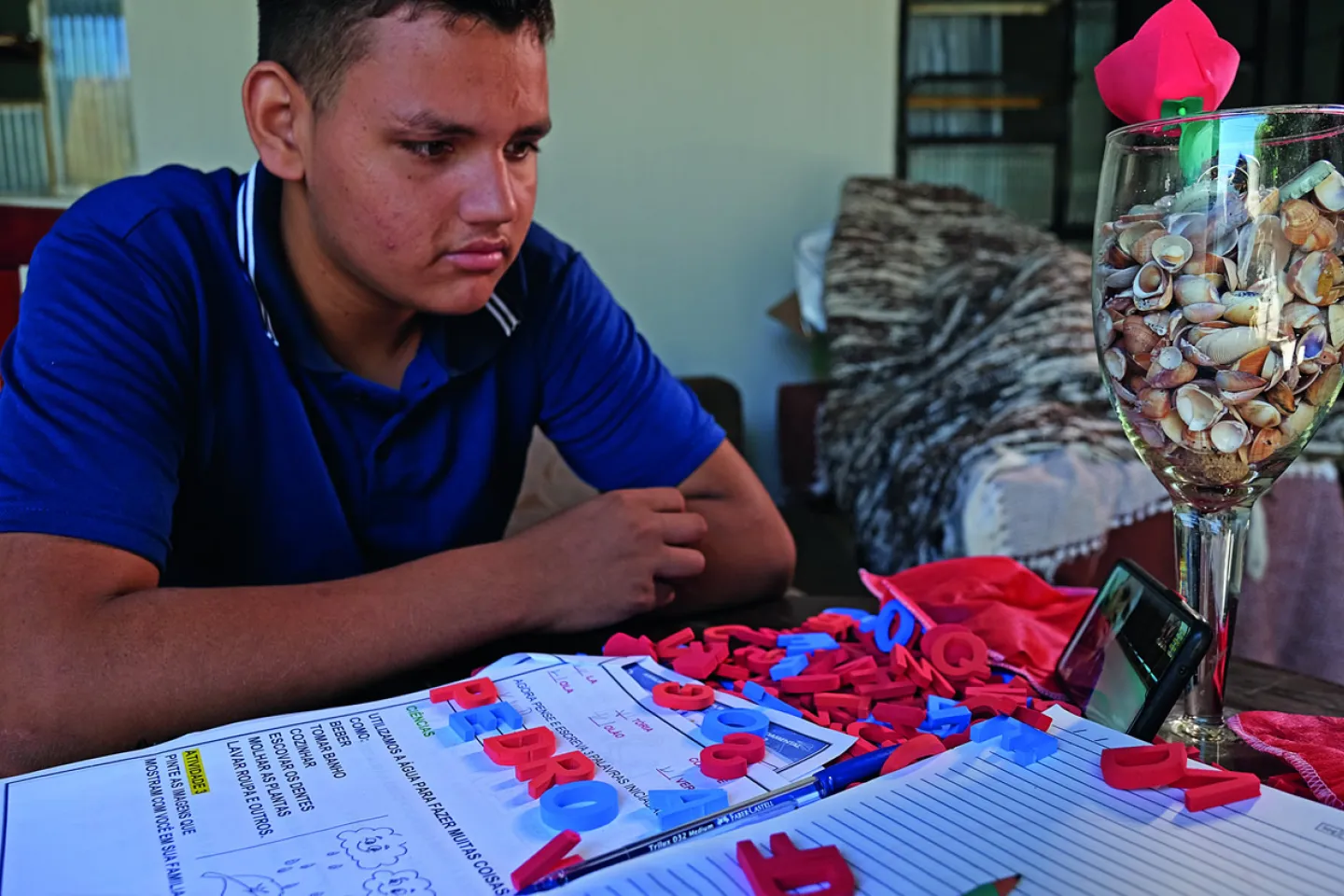Garoto estudando em mesa