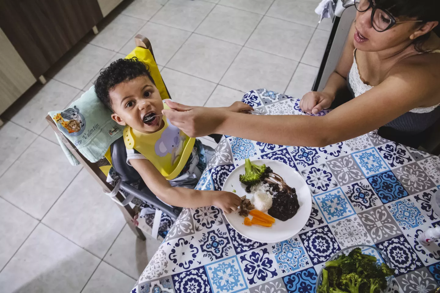 bebe &eacute; alimentado por sua m&atilde;e