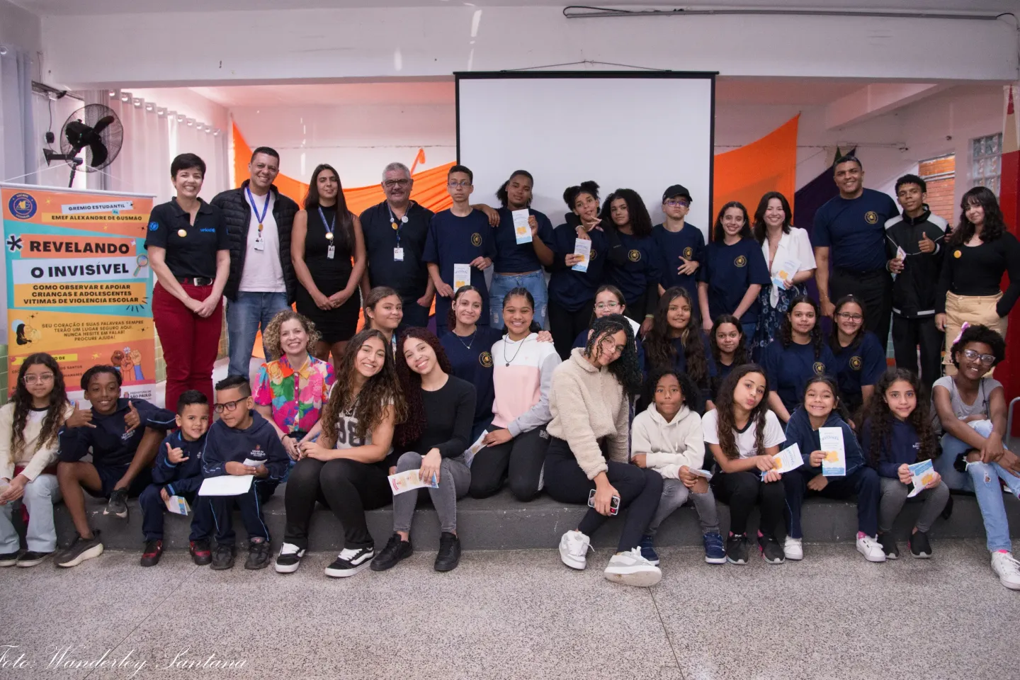 grupo de jovens posa para foto em escola