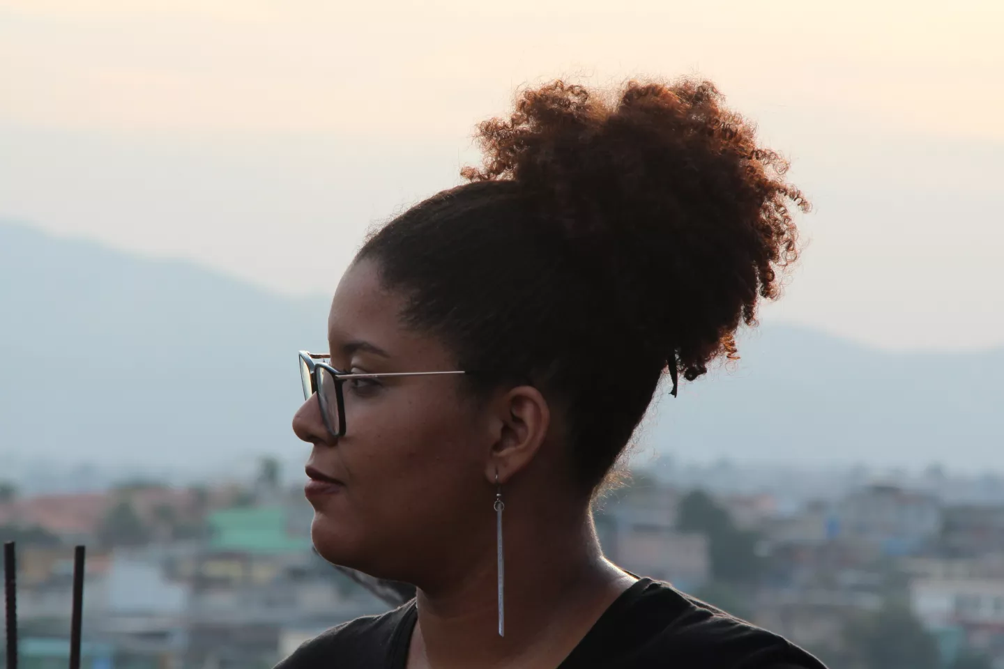 foto mostra o perfil da adolescente