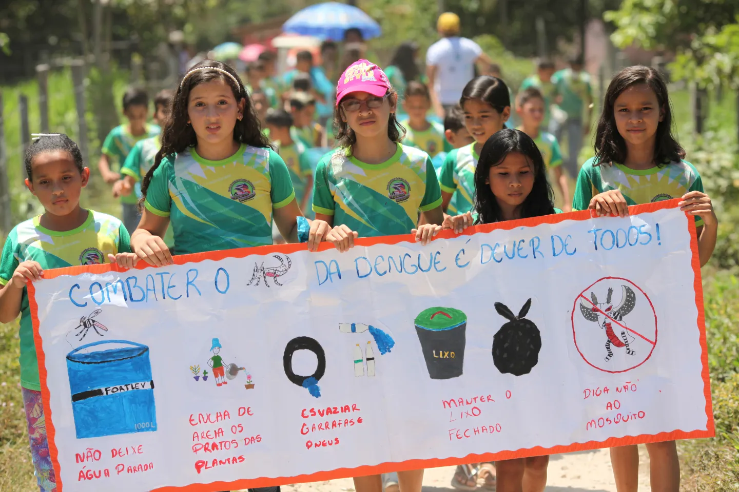 Alunos da Escola Municipal Francisco Nascimento, na comunidade rural de Santa Maria, em Tracuateua (PA), carregam cartaz de combate ao Aedes aegypti